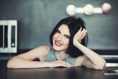 güzel bir kadın mutfakta ayakta