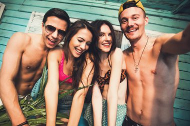 Selfie kendi kendine portre çekici arkadaş grubu