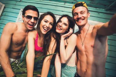 Selfie kendi kendine portre çekici arkadaş grubu