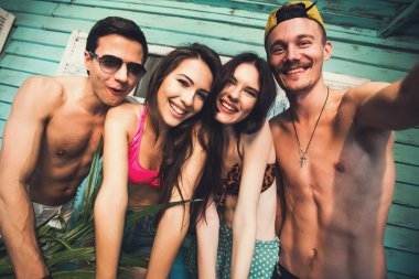 Selfie kendi kendine portre çekici arkadaş grubu