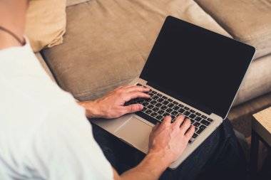 Bir dizüstü bilgisayar ile serbest işi işadamı