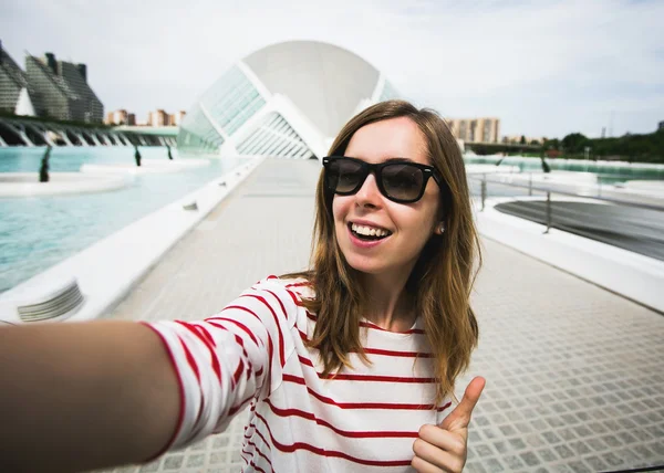 Teenage girl traveler takes selfie — Stock Photo, Image