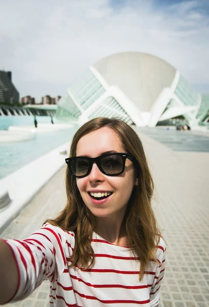 Teenage girl traveler takes selfie — Stock Photo, Image