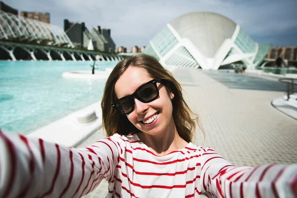 Teenage girl traveler takes selfie — Stock Photo, Image