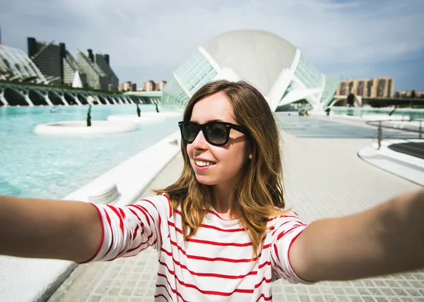 Teenage girl traveler takes selfie — Stock Photo, Image