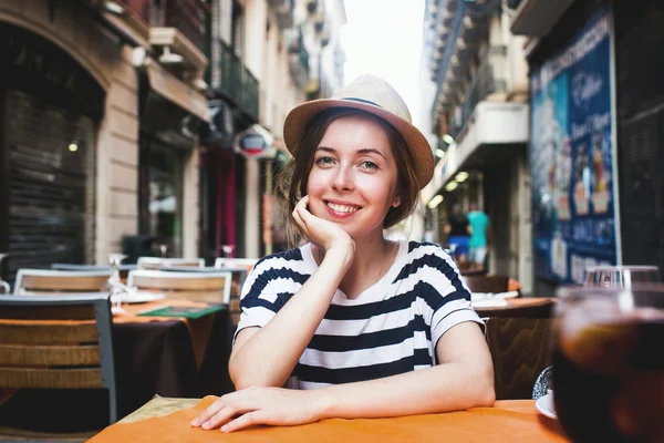 Молодая улыбающаяся женщина отдыхает в ресторане — стоковое фото