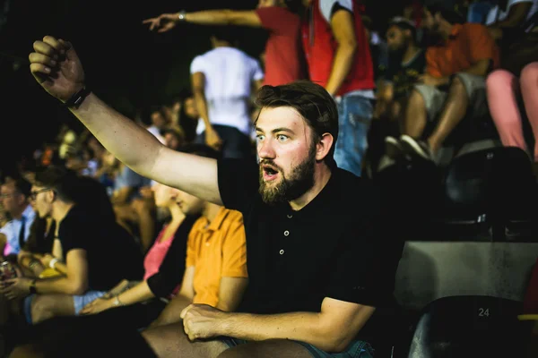 Uomo guardando la partita di calcio — Foto Stock