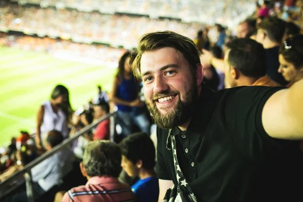 Hombre haciendo selfie en el fútbol juego — Foto de Stock