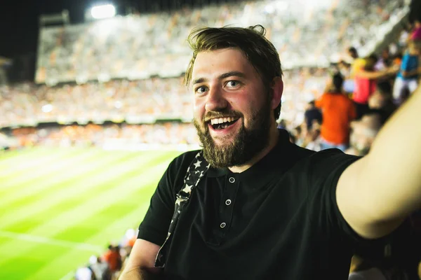 Hombre haciendo selfie en el fútbol juego — Foto de Stock