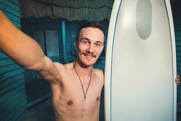 Jovem surfista hipster fazendo selfie — Fotografia de Stock