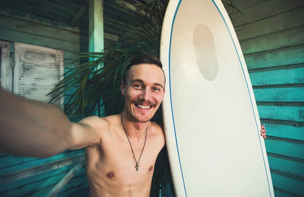 Mladá bederní surfař tvorby selfie — Stock fotografie