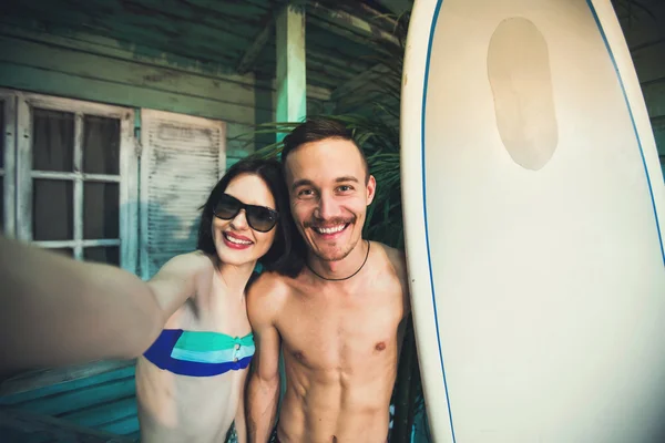 Couple of young surfers — Stock Photo, Image