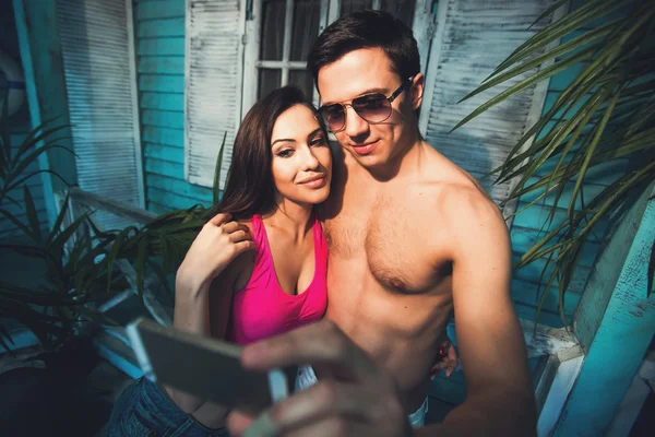 Beautiful couple in love doing selfie — Stock Photo, Image