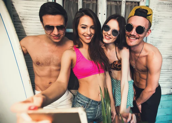 Group of friends taking selfie self-portrait — Stock Photo, Image