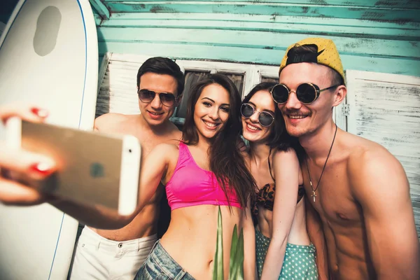 Group of friends taking selfie self-portrait — Stock Photo, Image