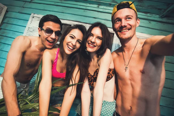 Group of friends taking selfie self-portrait — Stock Photo, Image