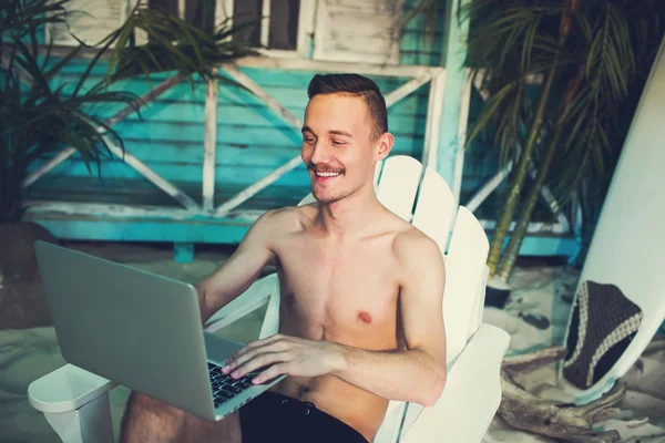 Homem de negócios feliz trabalhando freelance — Fotografia de Stock