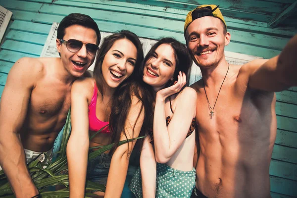 Group of friends taking selfie self-portrait — Stock Photo, Image