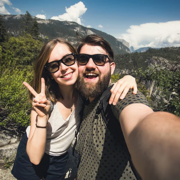 Wandelen in het Nationaal Park Yosemite (echt) paar — Stockfoto