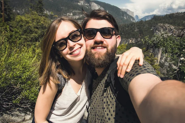 Paar wandert im Yosemite-Nationalpark — Stockfoto