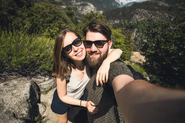 Paar wandert im Yosemite-Nationalpark — Stockfoto