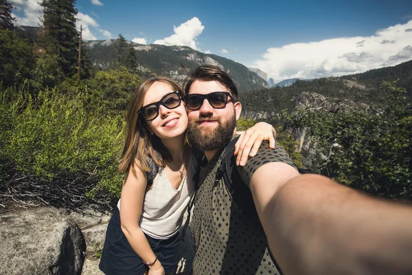 Wandelen in het Nationaal Park Yosemite (echt) paar — Stockfoto