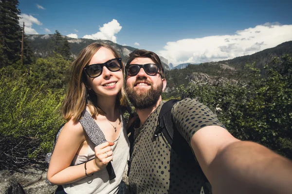 Paar wandert im Yosemite-Nationalpark — Stockfoto