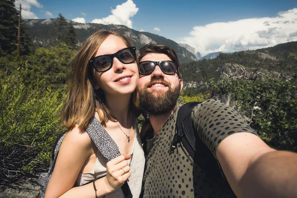 Paar wandert im Yosemite-Nationalpark — Stockfoto