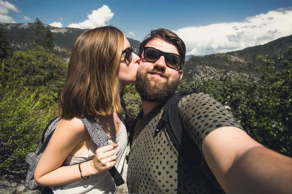 Paar wandert im Yosemite-Nationalpark — Stockfoto