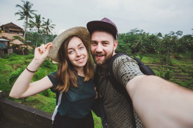 Genç çift alarak selfie Bali