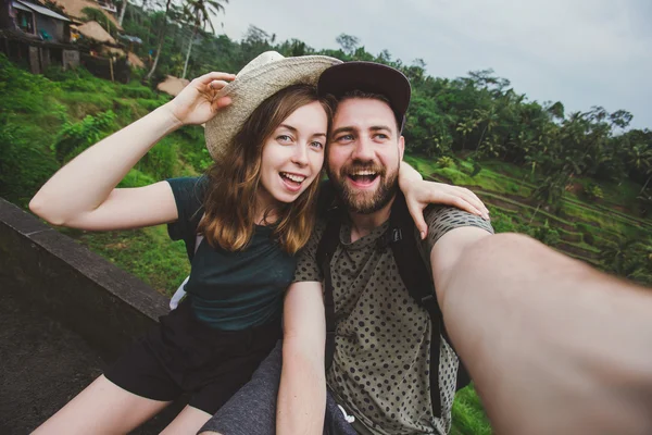 Mladý pár pořizování selfie na Bali — Stock fotografie