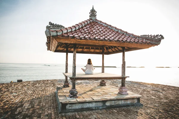 Turisztikai lány ül a Pagoda — Stock Fotó