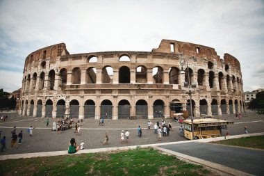 Mavi Gökyüzü bulutlu ile Roma Colosseum