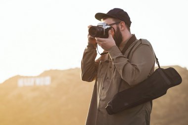 adam turist ile fotoğraf makinesi