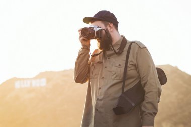 adam turist ile fotoğraf makinesi