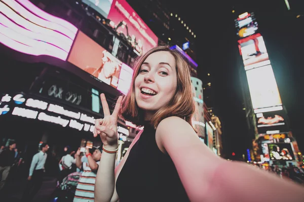 Viaggiatore femminile scattare selfie — Foto Stock