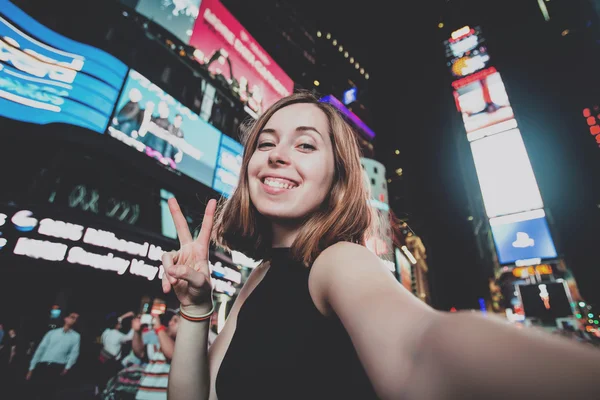 Viajante feminino tirando selfie — Fotografia de Stock