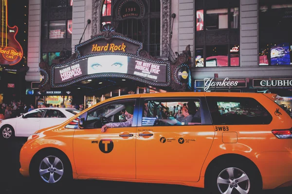 Taxi amarillo en el café Hard Rock — Foto de Stock