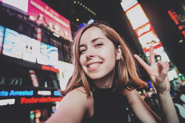 Viajero femenino tomando selfie — Foto de Stock