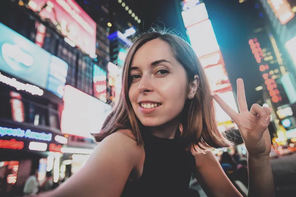 Viajero femenino tomando selfie — Foto de Stock