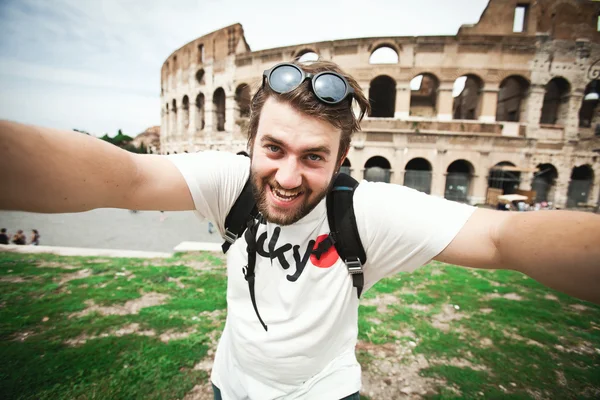 Selfie av en skäggig man turist i Rom — Stockfoto