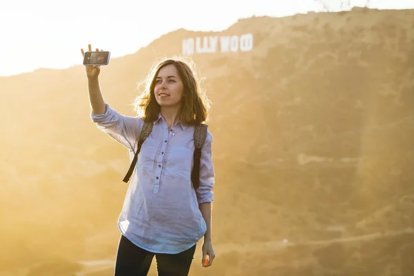 Girl tourist making selfie at Hollywood — Stock Photo, Image