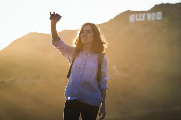 Девушка-туристка делает селфи в Голливуде — стоковое фото