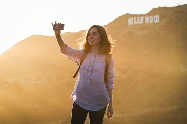 ハリウッドで selfie を作る女の子観光 — ストック写真