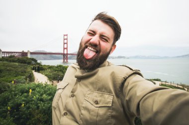 Sakallı yakışıklı selfie yapma