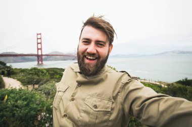 Sakallı yakışıklı selfie yapma