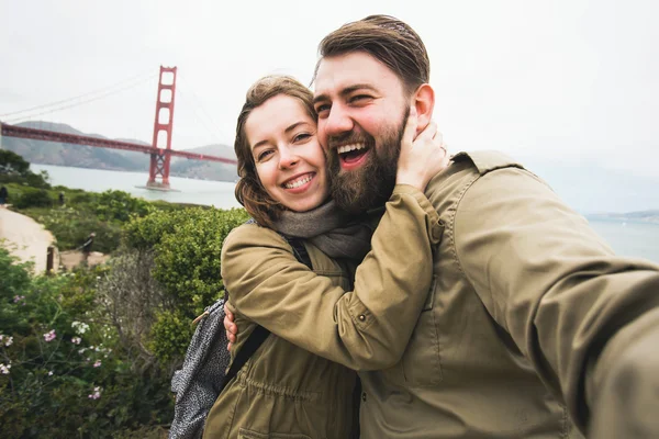 Couple of tourists near Golden Gate Bridge — 스톡 사진