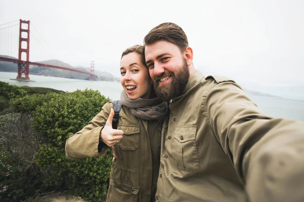 Couple of tourists near Golden Gate Bridge — 图库照片