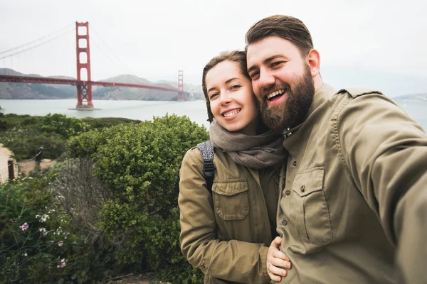 Couple of tourists near Golden Gate Bridge — Φωτογραφία Αρχείου