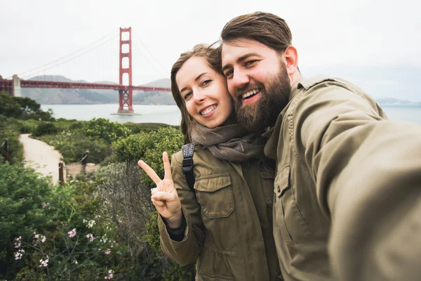 Couple of tourists near Golden Gate Bridge — 图库照片